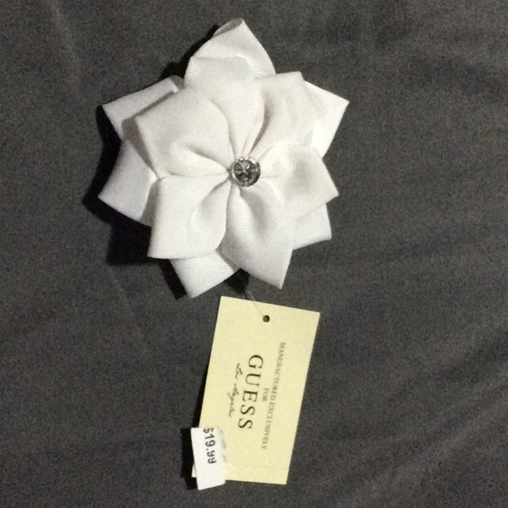 A Guess Bow not  Used perfectly fine awesome ❤️